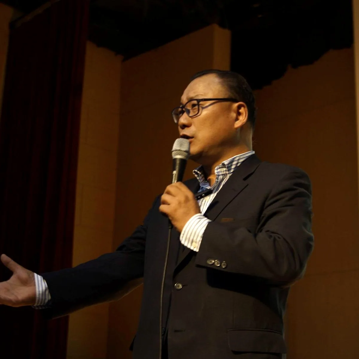 강의 중 마이크를 들고 설명하는 안영찬 교수